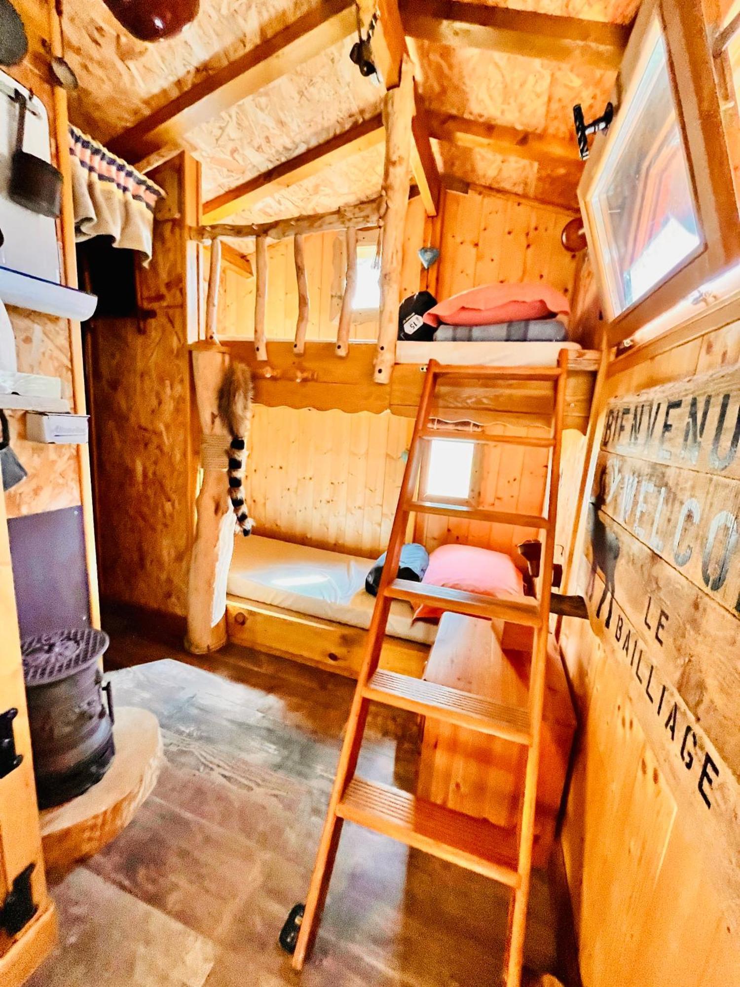 La Cabane Perchee Du Trappeur Écrainville 外观 照片