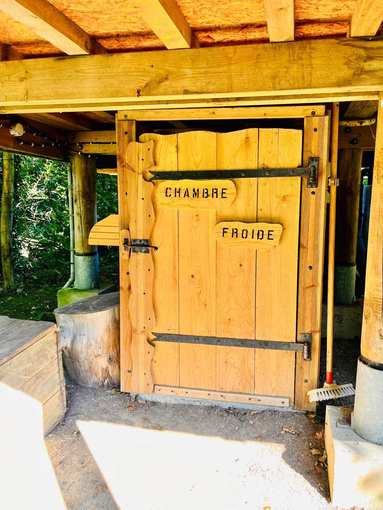 La Cabane Perchee Du Trappeur Écrainville 外观 照片