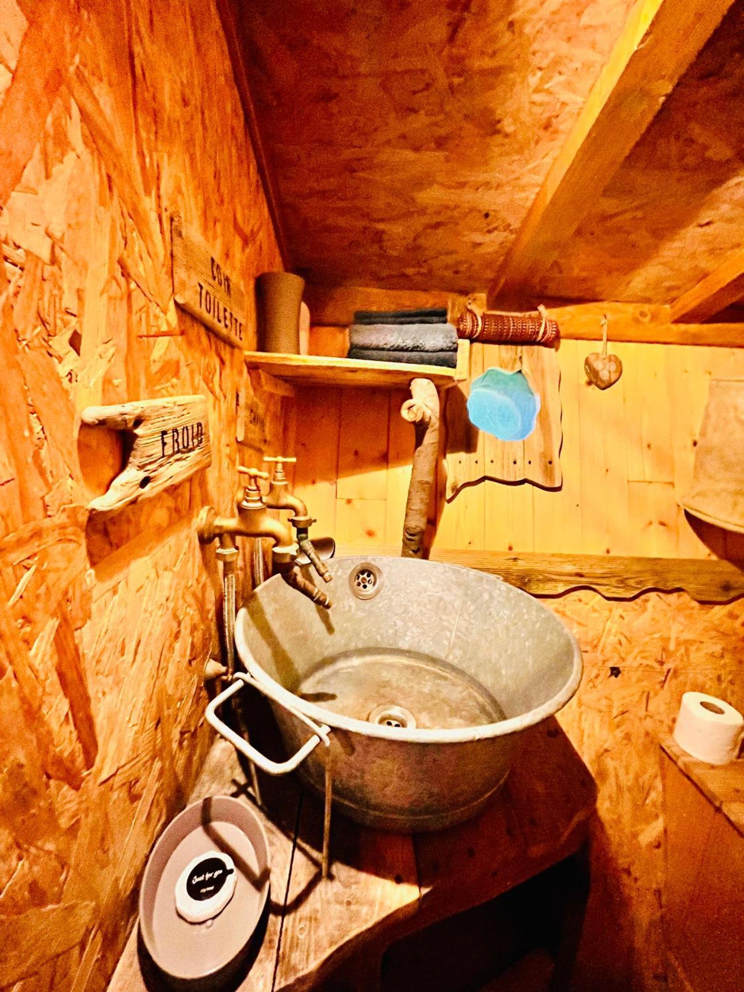La Cabane Perchee Du Trappeur Écrainville 外观 照片