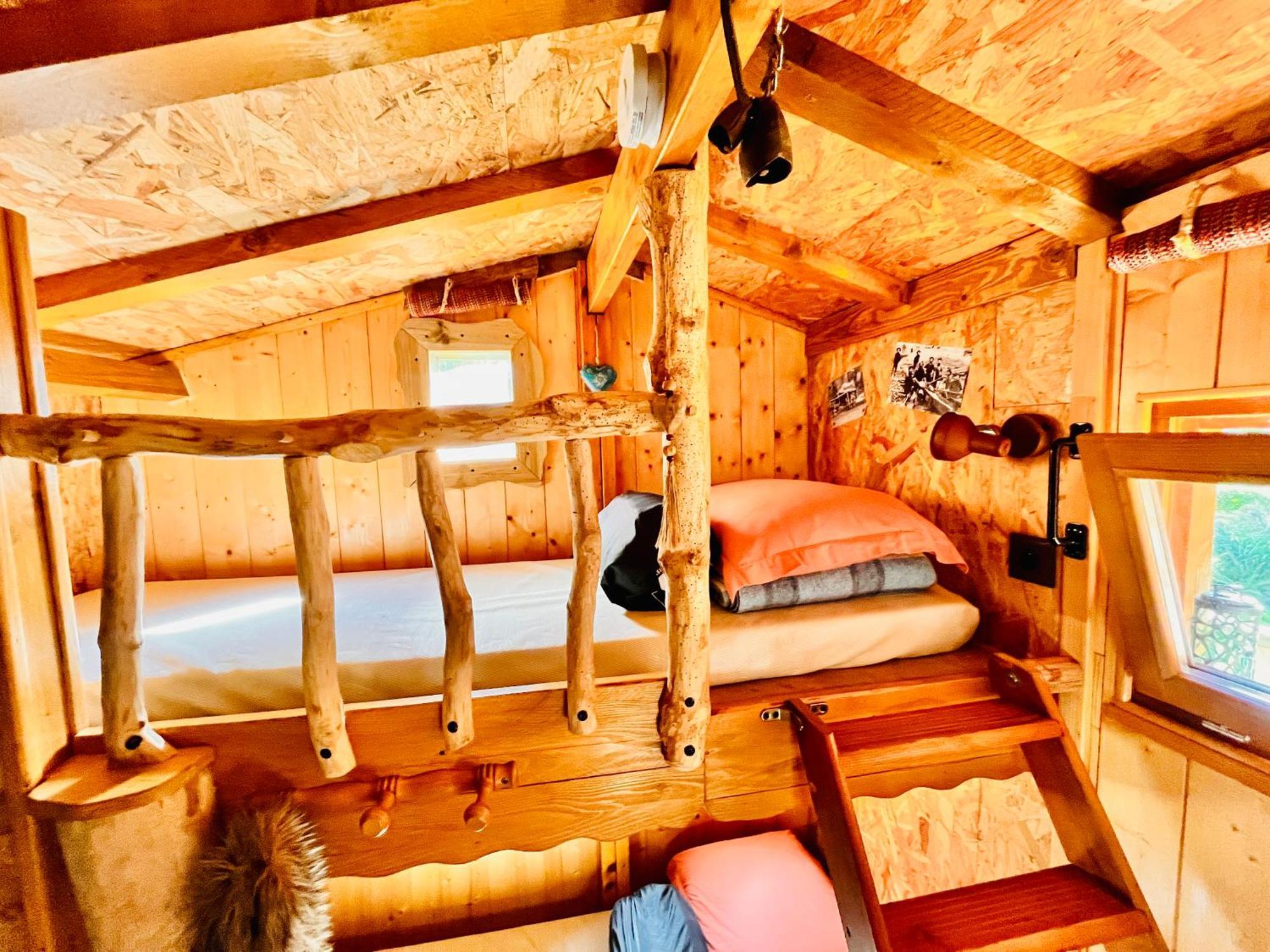 La Cabane Perchee Du Trappeur Écrainville 外观 照片