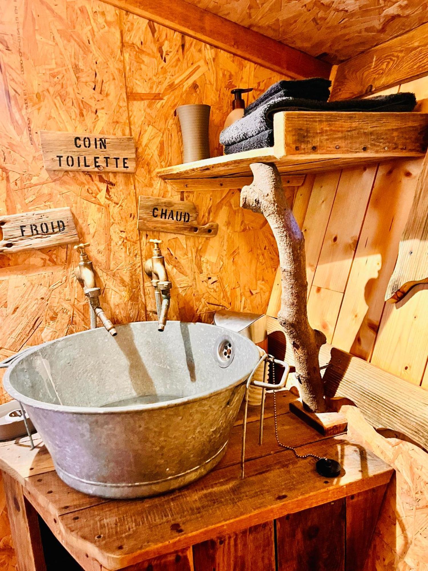 La Cabane Perchee Du Trappeur Écrainville 外观 照片