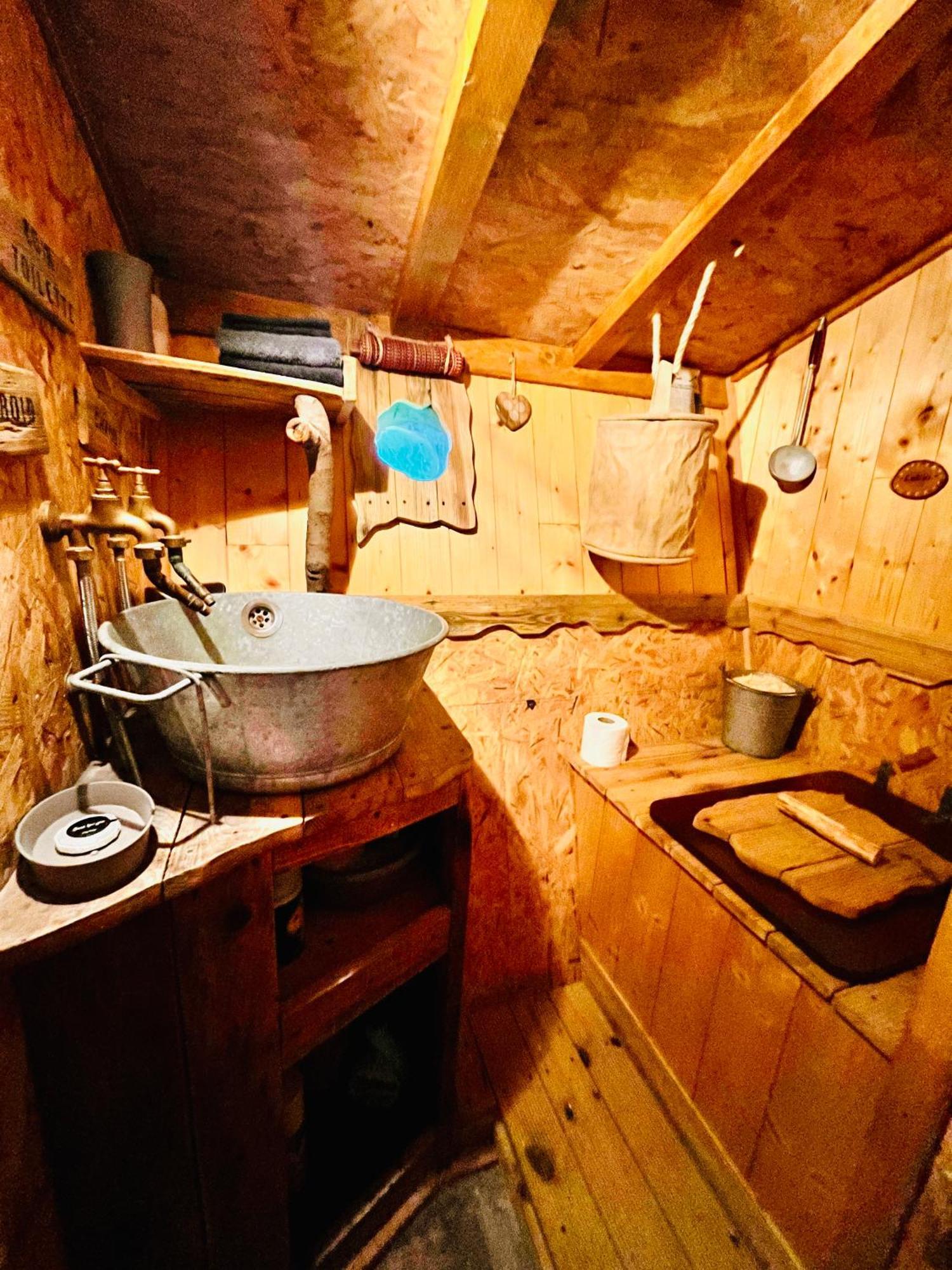 La Cabane Perchee Du Trappeur Écrainville 外观 照片