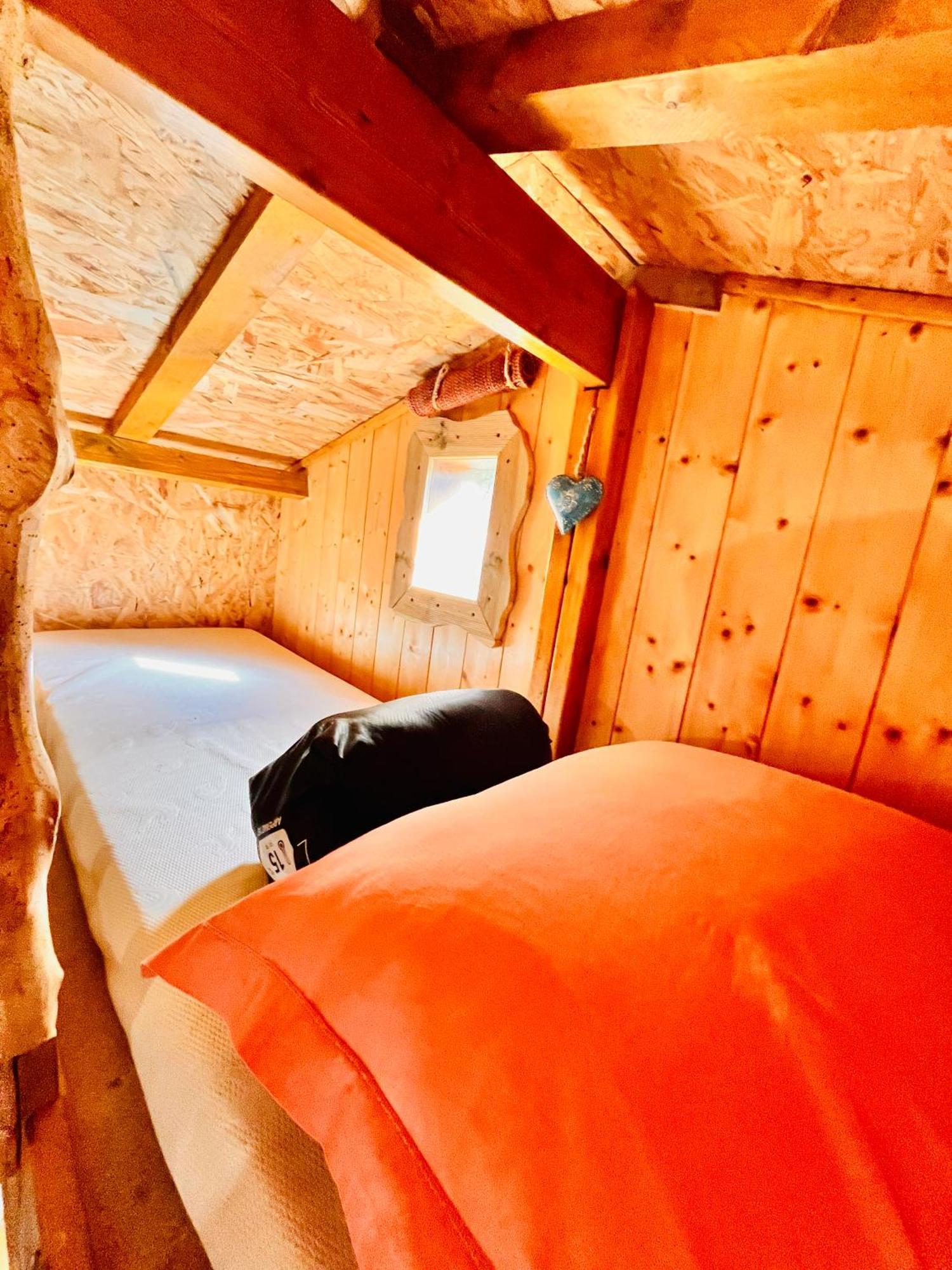 La Cabane Perchee Du Trappeur Écrainville 外观 照片