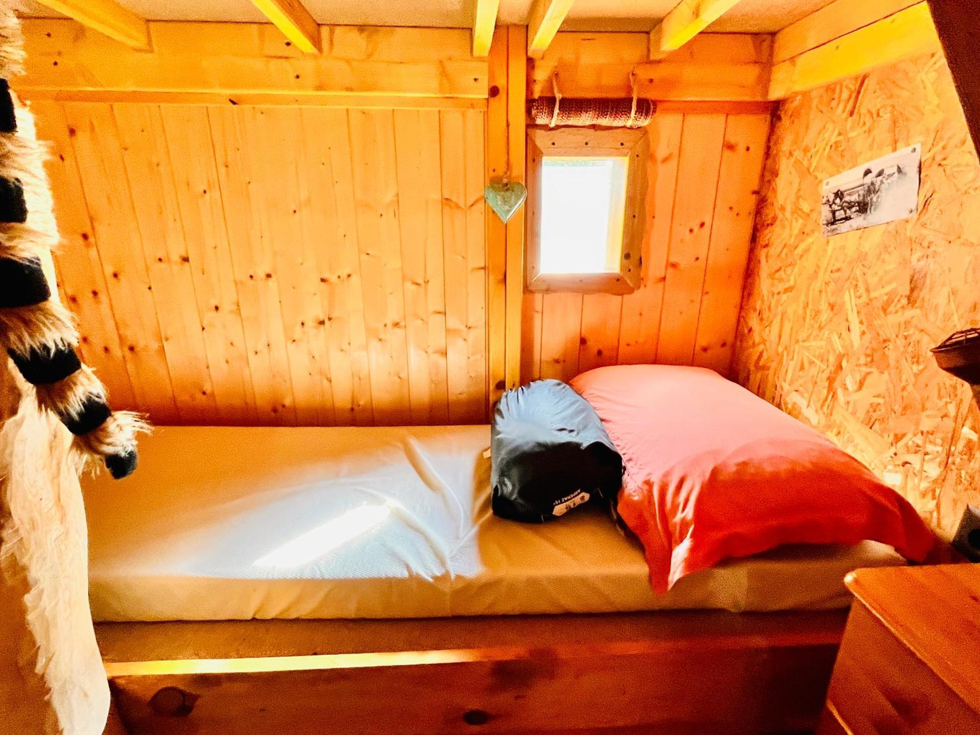 La Cabane Perchee Du Trappeur Écrainville 外观 照片