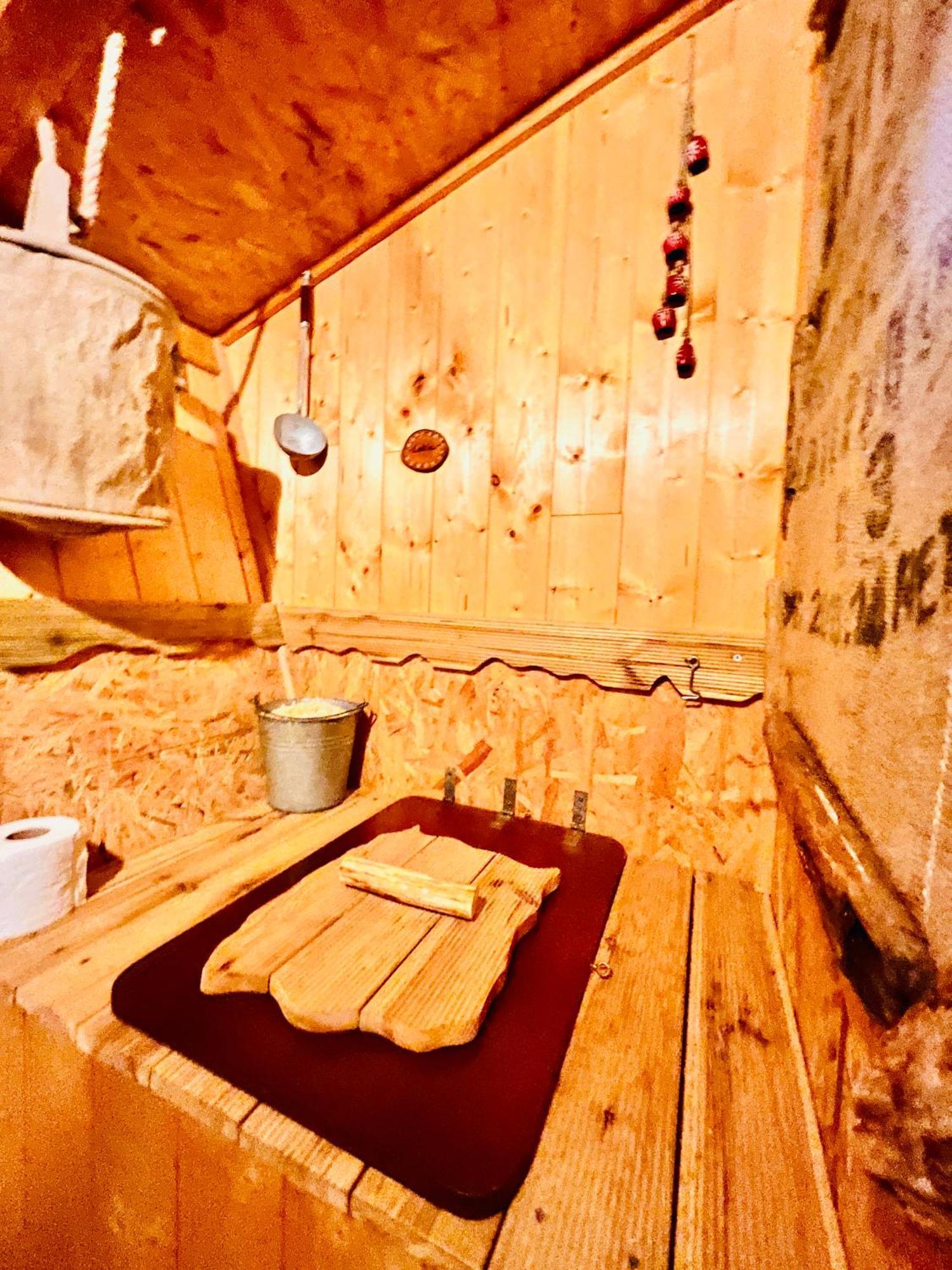 La Cabane Perchee Du Trappeur Écrainville 外观 照片